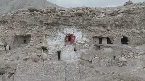 Wide Drone Pull Out Over Ladakh Monastery and Layered Mountain Valley Road with Vídeos de archivo 335746988