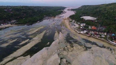 Wide Drone Shot of Low Tide Channel and Yellow Bridge at Nusa Ceningan Vídeos de archivo 345829452
