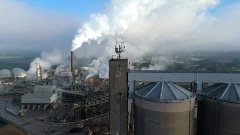 Wide drone shot of massive sugar beet refinery in Bury St Edmunds showing 스톡 동영상 328961577