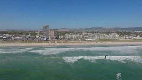 Wide drone shot showing multiple kitesurfers off Blouberg beach Video stock 313912861