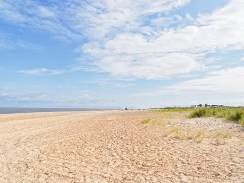 A wide empty beach under a blue summer sky at Caister-on-Sea, Norfolk Foto stock