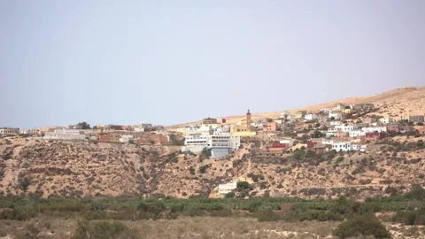 Wide Establishing Shot of a Remote Moroccan Village on an Arid Hillside Vídeos de archivo 334623356