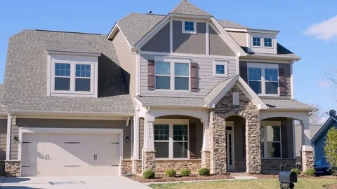 Wide establishing shot of a typical middle class home in subdivision Видео 79445760