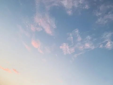 Wide Evening Sky With Pink Clouds Over Jakarta Stock-Fotos