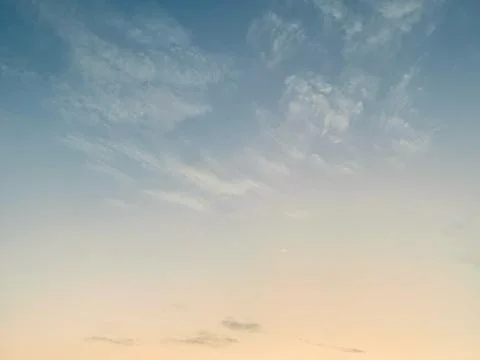 Wide Evening Sky with Wispy Clouds and Crescent Moon in Jakarta Stock-Fotos