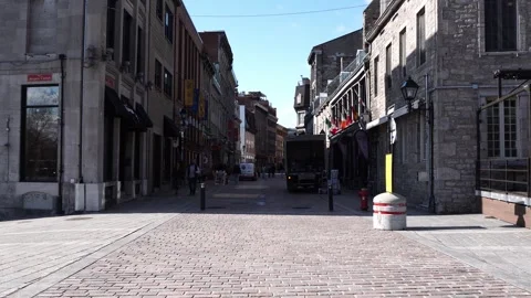 A wide eye-level perspective of a narrow cobblestone street in Old Montreal Vidéo 334330033