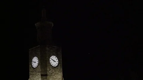 Wide of fireworks exploding behind Daytona Beach clock tower. 库存影片 101651710