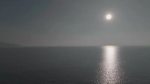 Wide forward tracking of sea to horizon with sun on right 库存影片 336792786