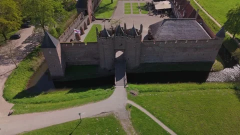 Wide front gate pullback reveal of Doornenburg Castle Vídeo Stock 334319053