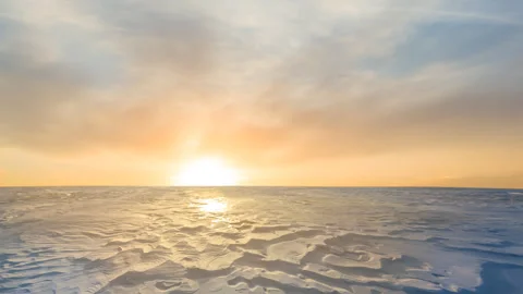 Wide frozen river at the sunset Vidéo 334838805