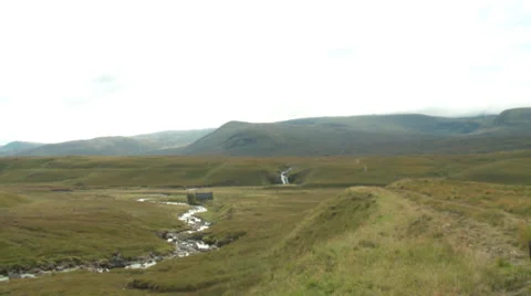 Wide of HIghlands, stream, building 库存影片 33411665