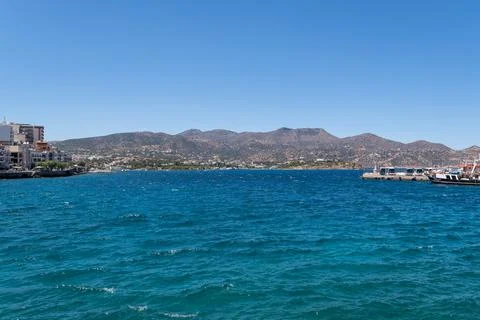A wide horizontal shot of the deep blue Mediterranean sea in Mirabello Bay, w Foto stock