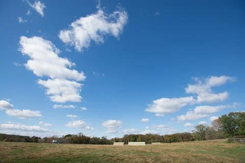 Wide landscape image of meadow and large blue sky Foto stock