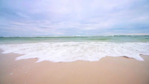 Wide low angle ground level view of waves crashing at Seaside, Florida Vidéo 154184849