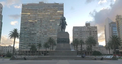 Wide low shot looking up at General Artigas statue in Plaza Independencia Video stock 92381749