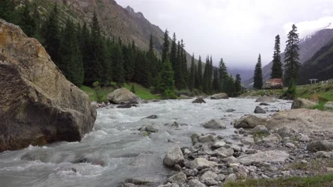 Wide mountain river 動画素材 138867843