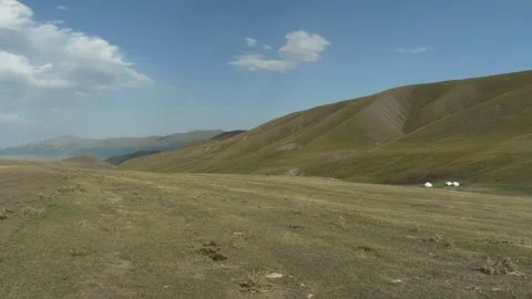 Wide Mountain Valley with Distant Yurts Assy Plateau Kazakhstan Vidéo 334047756