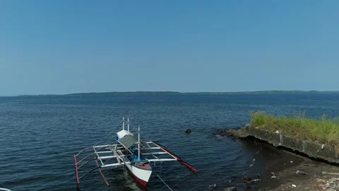 Wide ocean view meets distant hills. Ideal usage for documentaries Vídeos de archivo 335588526
