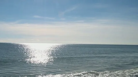 Wide open ocean shot with the sun shining on the water Vidéo 76591459
