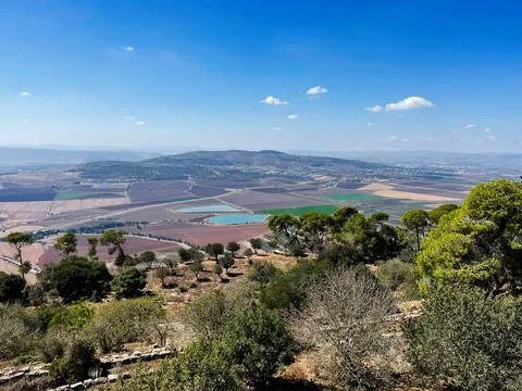 Wide open valley landscape with patchwork fields and hilltop Mount Tabor ov.. Stock Photos