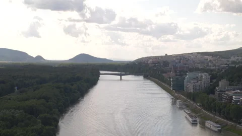 Wide over the Danube River looking towards the West from Bratislava, Slovakia Видео 285108796
