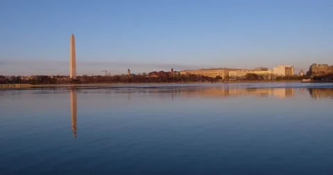 Wide Pan of Tidal Basin-Evening Sun in Winter with Washington + Jefferson Vidéo 66493982