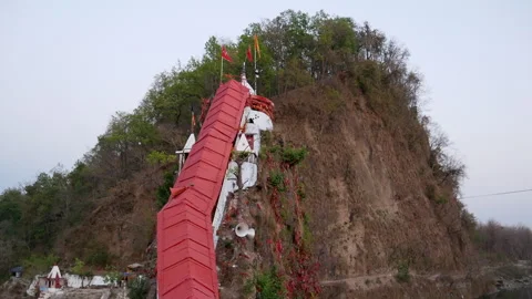 Wide Panning Left To Right Shot Of Garjiya Devi Temple On Rocky Hill Vidéo 346371122