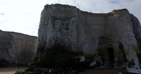 Wide panning shot of the chalk stacks and cliffs on Botany Bay Beach at low 스톡 동영상 331152876