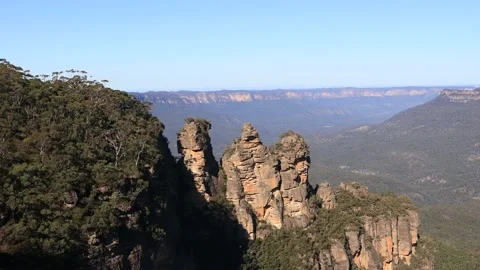 Wide panorama from Three  Sisters rocks in Blue Mountains to Mt Solitary. Stock Footage 134655297