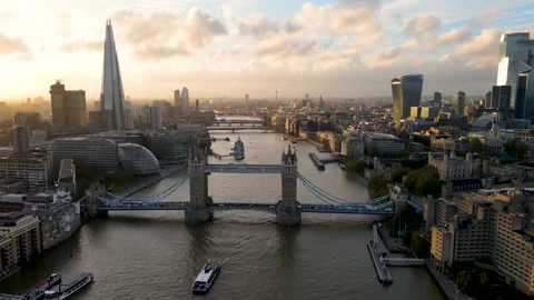 Wide panoramic sunset view to the modern skyline of London, United Kingdom 스톡 동영상 155581438