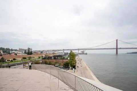 Wide panoramic view of the 25 de Abril bridge and Tagus river from Belem Li.. Foto stock