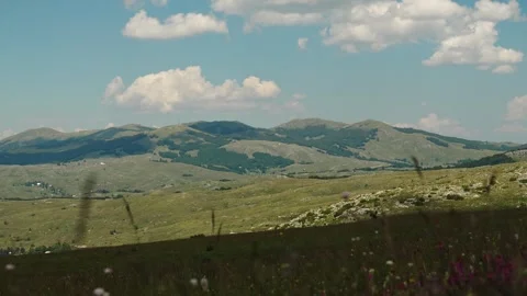 A wide panoramic view of the Durmitor mountain range under dramatic summer Vídeo Stock 342409252