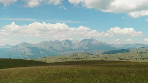 A wide panoramic view of the Durmitor mountain range under dramatic summer Vídeo Stock 342409537