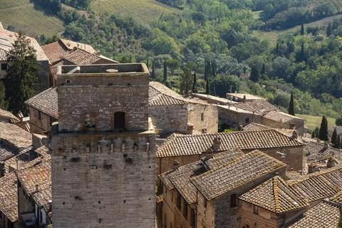 Wide panoramic view over downtown San Gimignano, Torre del Diavolo in the Fotos de archivo
