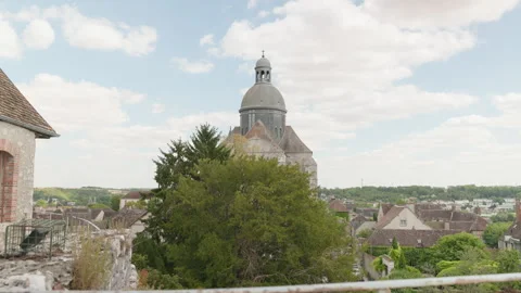 Wide Panoramic View of Saint Quiriace Collegiate Church and Countryside in Provi Vídeo Stock 340636373