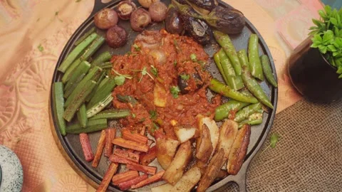 A wide range of fried veggies are arranged separately on a large tawa. tawa fry. Stock-Footage 282567260