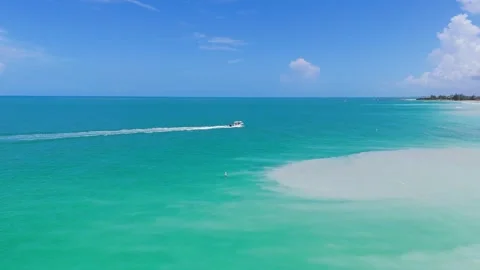 Wide Rear Drone View Of Boat Cruising Through Venice Florida Waters Vídeo Stock 339297700