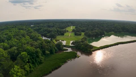 Wide river and walkway at Middleton Place plantation with reflection in Vidéo 326434367