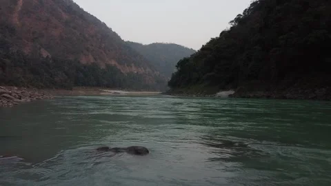 Wide river flowing between large mountains in this beautiful scenic photogra Vídeo Stock 335271029