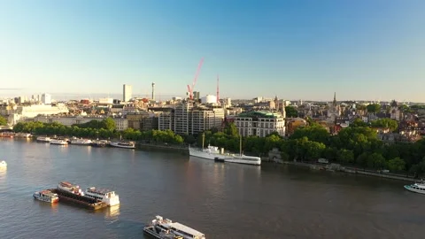 Wide river flowing through city, boats moored on water surface Stock-Footage 157443008