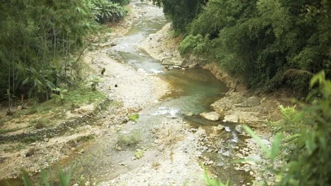 Wide river pan up 動画素材 127369240