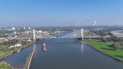 Wide river perspective of full bridge span Vídeo Stock 336202407