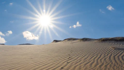 Wide sandy desert under a hot sparkle sun Vídeos de archivo 321867528
