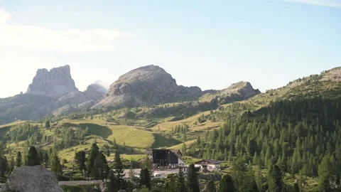 Wide scenic view of Dolomitines Alpes mountain range with iconic peaks and green Vídeo Stock 318385053