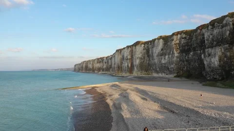 Wide scenic views of the dramatic white chalk cliffs and pebble beach at Saint 動画素材 346667297