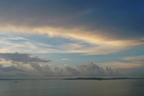 Wide Seascape with Dramatic Clouds and Distant Island at Dusk, Xiamen China Foto stock