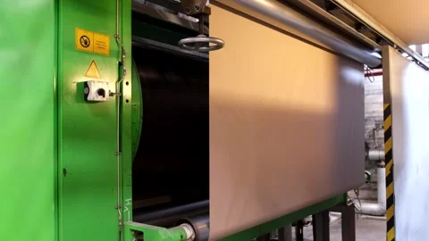 Wide sheet of brown paper moving through heavy automated rollers of an indu.. 스톡 동영상 337670242
