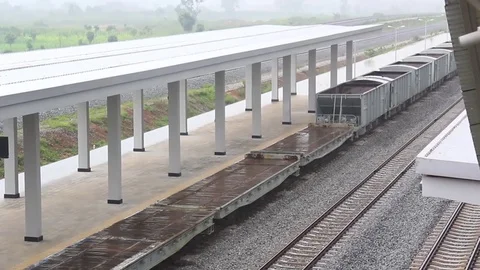 Wide shot of ain falling at a train station Vídeos de archivo 75893339
