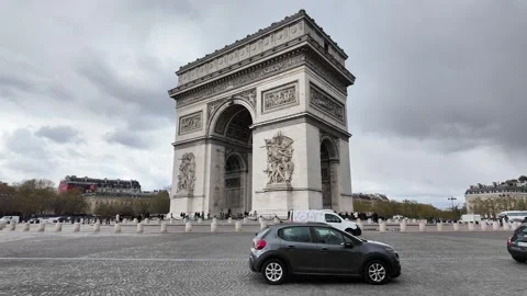 Wide Shot of Arc de Triomphe and Cobblestone Roundabout Traffic Vídeos de archivo 332602156