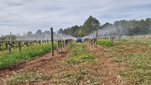 Wide shot of autonomous atomizer retreating and moving forward spraying 库存影片 348692794